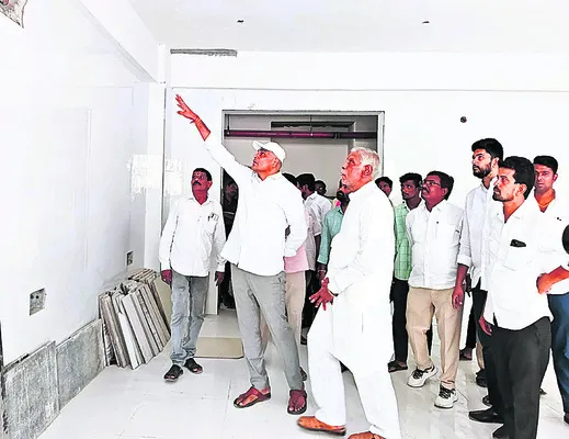 ఆసుపత్రి పనుల పరిశీలన 