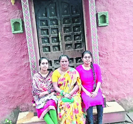●కష్టాలను ఎదురొడ్డి.. పిల్లలను తీర్చిదిద్ది..