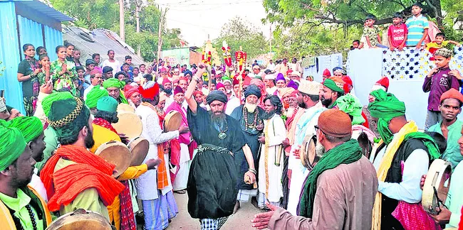 ఆకట్టుకున్న ఫక్కీర్ల విన్యాసాలు
