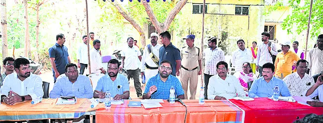 భూ నిర్వాసితులకు పరిహారం అందించాలి