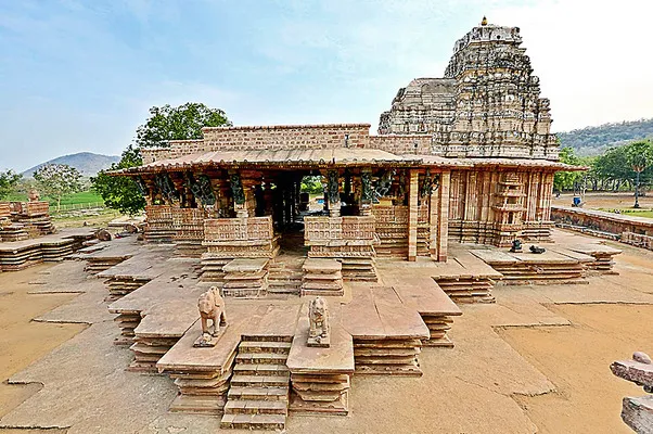 రామప్పలో రెండున్నర గంటల పర్యటన