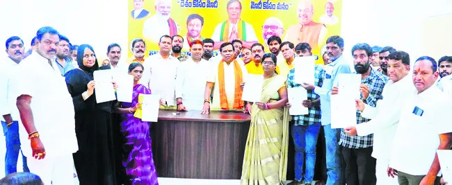 సీఎంఆర్‌ఎఫ్‌ చెక్కుల పంపిణీ 