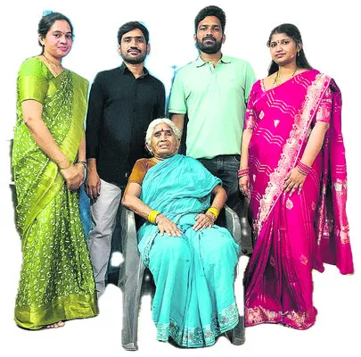 తనను మరిచి.. పిల్లల్ని ముందుకు నడిపించి..