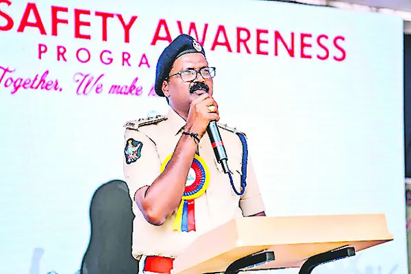 ప్రతి మహిళా శక్తిగా మారాలి 
