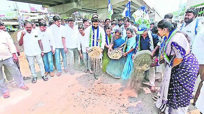 అప్రోచ్ రోడ్లు, దీపాలు వేయించరా?