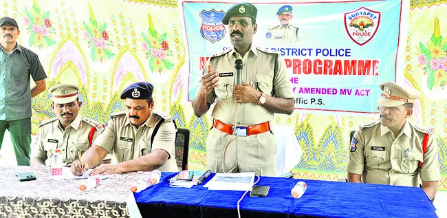 మైనర్లకు వాహనాలిస్తే కేసులు తప్పవు