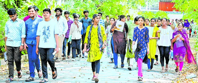 విద్యార్థులకు స్వేచ్ఛనిద్దాం