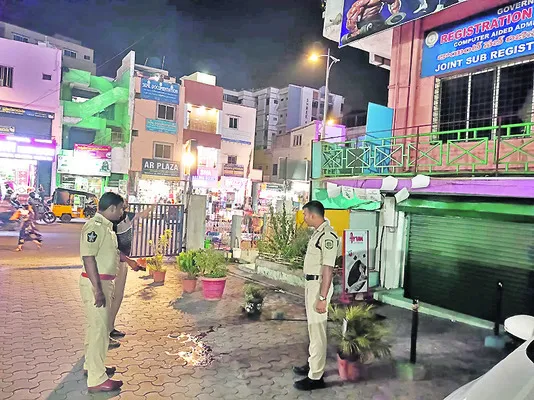 సూపర్ బజార్ పై నుంచి పడి యువకుడి మృతి