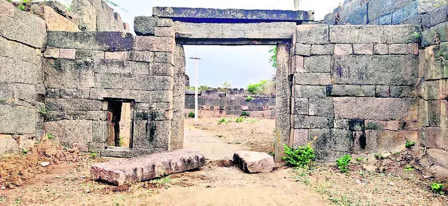 కూలిన రాతికోట దక్షిణ ముఖ ద్వారం పైకప్పు