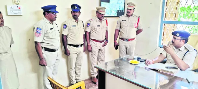 పోలీసులు క్రమశిక్షణతో విధులు నిర్వర్తించాలి
