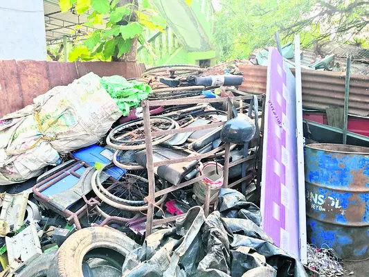 స్క్రాప్‌ దుకాణాల్లో మున్సిపాలిటీ సామగ్రి 