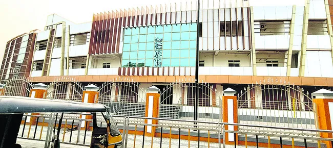 నిర్మించారు.. వదిలేశారు!