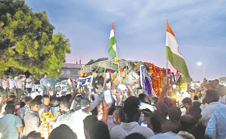 Soldier Veerjawan Murali Naik cremated with full military honours