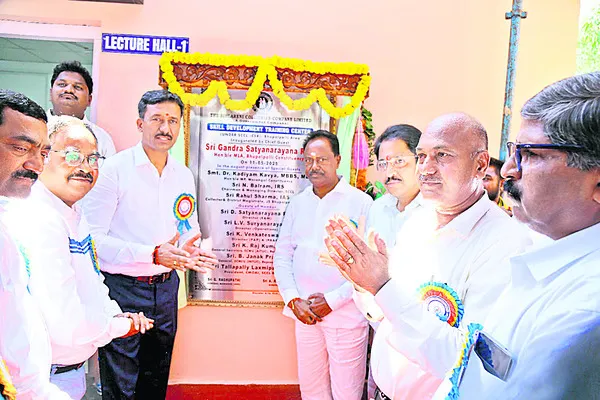 ఉద్యోగ అవకాశాల కల్పనకే ప్రాధాన్యం