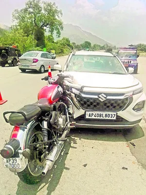 బైక్‌ను ఢీకొన్న కారు 
