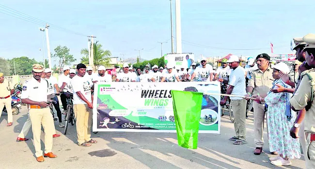 వేసవిలో పక్షులకు నీరందించాలి