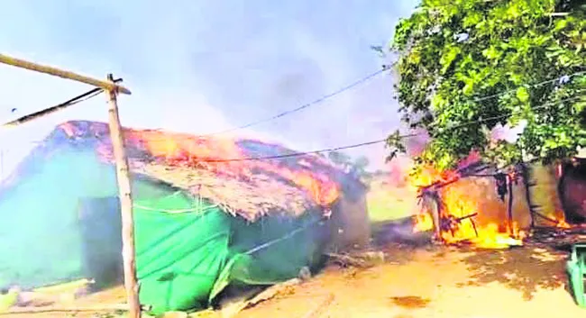విద్యుదాఘాతంతో గుడిసెలు దగ్ధం