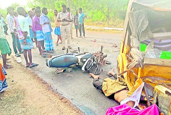 రోడ్డు ప్రమాదంలో యువకుడి మృతి