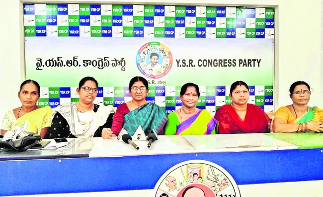 మాజీ మంత్రి విడదల రజనిపై పోలీసుల తీరు అమానుషం