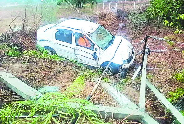 విద్యుత్ స్తంభాన్ని ఢీకొట్టిన కారు