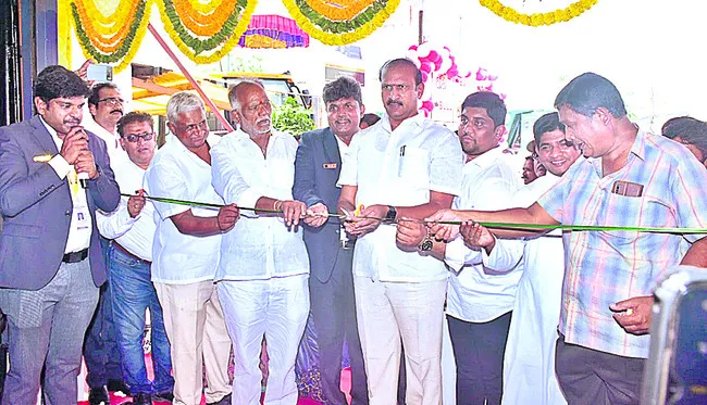 ఏజేఆర్ ఆటోమోటివ్స్ షోరూం ప్రారంభం