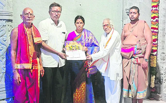 మహంకాళీ అమ్మ వారికి  రూ.లక్ష విరాళం 
