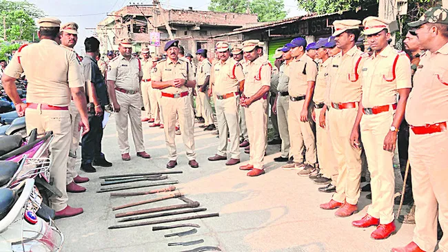 ఎస్‌ఆర్‌కేటీ కాలనీలో కార్డన్‌ సెర్చ్‌ 