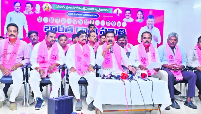 ఇళ్లలో కూర్చుని లబ్ధిదారుల ఎంపిక