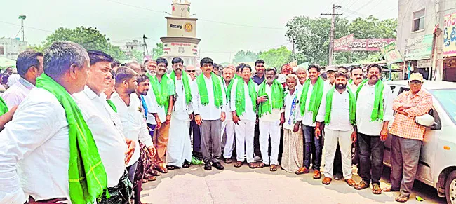 రైతుల చితిమంటల పొగ