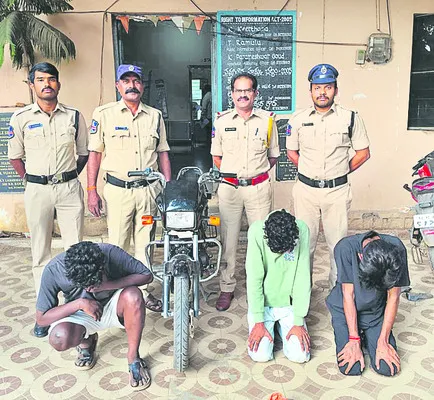 గంజాయి తరలిస్తున్న యువకుల అరెస్ట్
