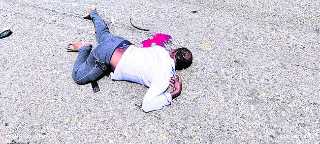 బైక్ను ఢీకొట్టిన ప్రైవేట్ ట్రావెల్స్ బస్సు