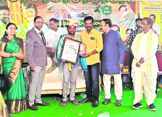 కవి నూనె రమేష్‌కు జాతీయ యువకీర్తి పురస్కారం
