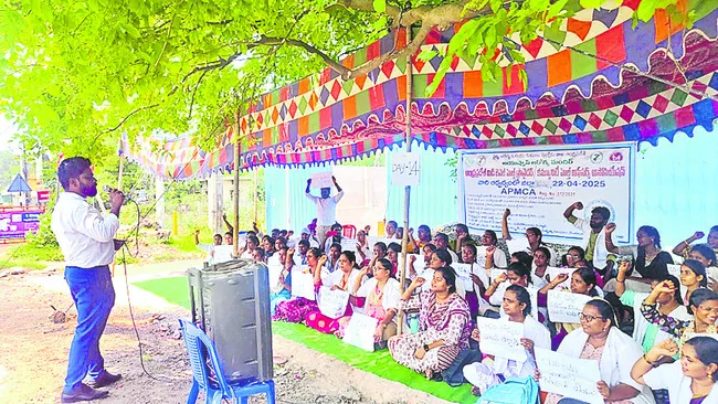 సీహెచ్ఓల డిమాండ్లు నెరవేర్చాలి