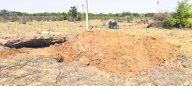 గుప్త నిధుల కోసం తవ్వకాలు? 
