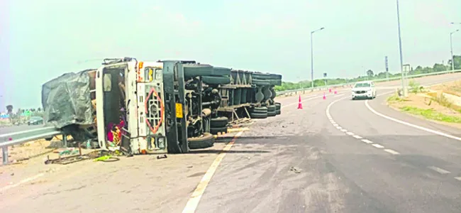 భారీ వాహనం బోల్తా