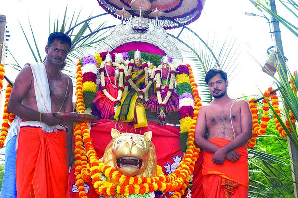 సింహ, చంద్రప్రభ వాహనాలపై నృసింహుడి వైభవం 