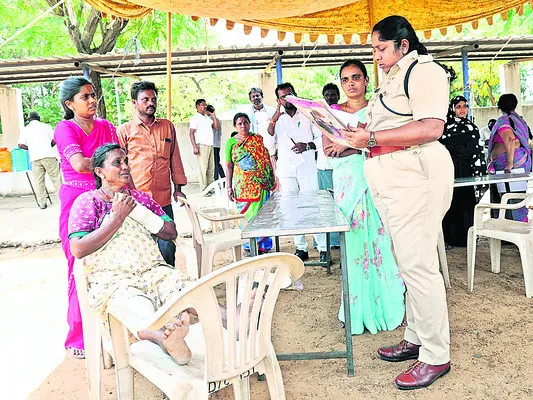 కన్నీళ్లతో సమస్యల్ని విన్నవించి.. 
