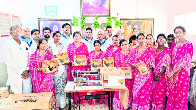 మహిళలకు, దివ్యాంగులకు సత్యసాయి సంస్థల వితరణ