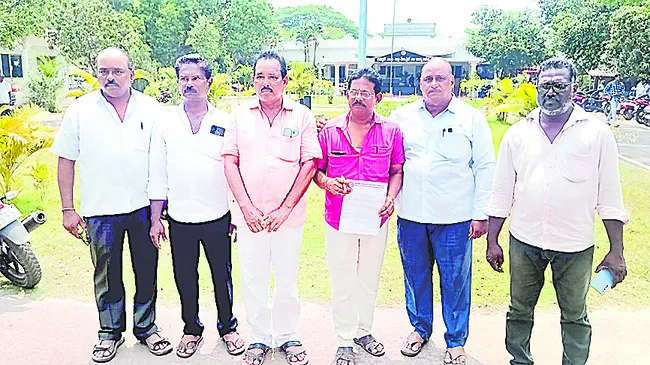ఏపీ ఫైబర్నెట్ కేబుల్ ఆపరేటర్ల ధర్నా