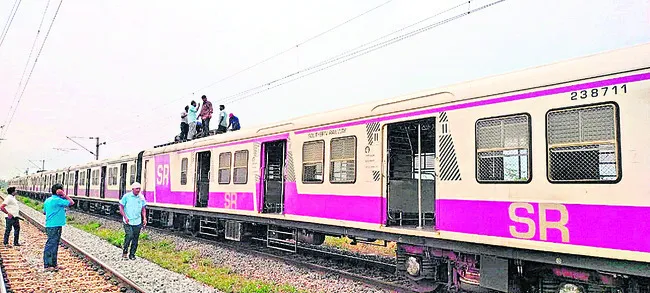 తెగిపడిన రైల్వే విద్యుత్ తీగలు