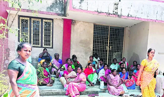 ఫీల్డ్ అసిస్టెంట్పై ఎంపీడీఓకు ఫిర్యాదు