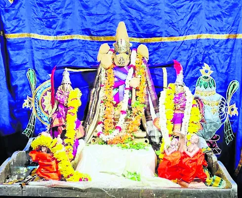 రెండో విడత చందనం సమర్పణ