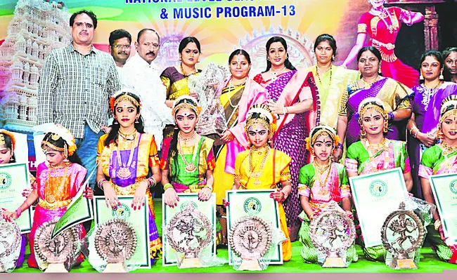 పన్నెండు గంటల నిర్విరామ నృత్య ప్రదర్శన