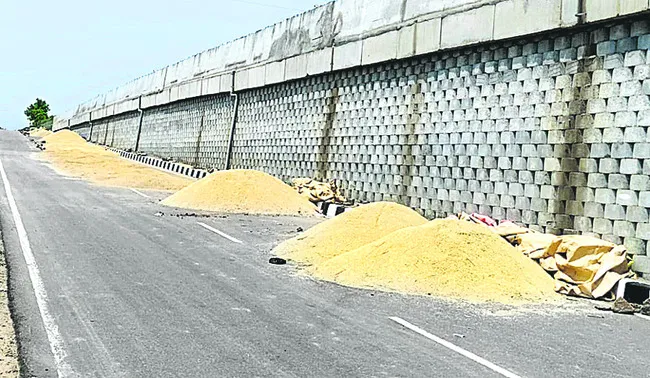 వడ్ల కుప్పలు.. రైతు తిప్పలు