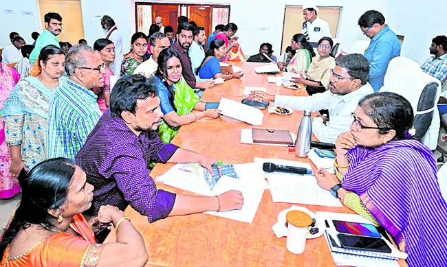 పెండింగ్‌ అర్జీలను పరిష్కరించాలి 