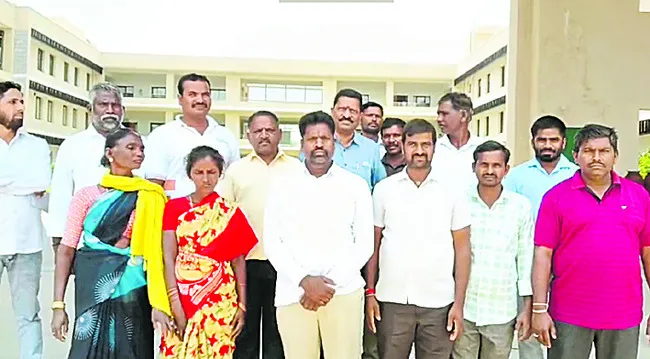 ప్రభుత్వ రోడ్డును కబ్జా నుంచి కాపాడండి