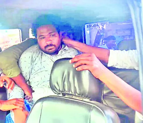 బస్టాండ్‌లో నిందితుడిని అదుపులోకి తీసుకున్న వేలూరు పోలీ