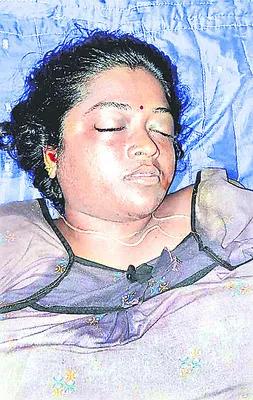 ఉరి వేసుకుని టీచర్ మృతి