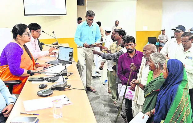 అర్జీలు పెండింగ్లో పెట్టొద్దు