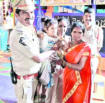 తప్పిపోయిన బాలిక తల్లిదండ్రుల చెంతకు 